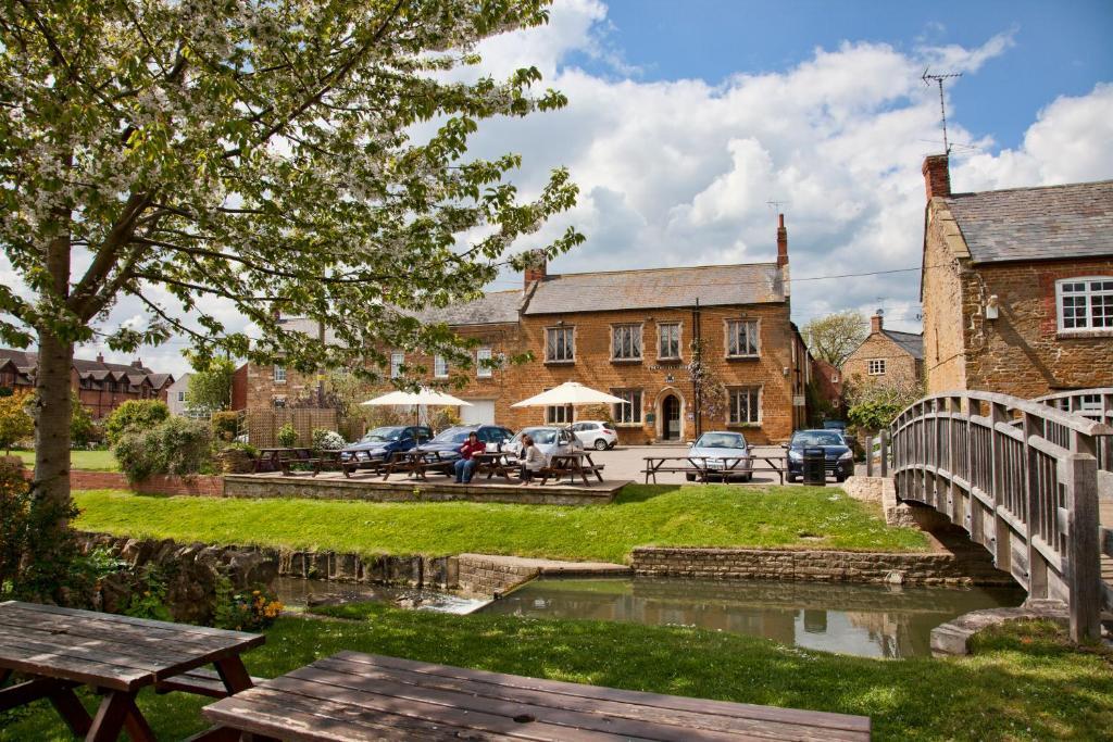 Готель The Nevill Arms Medbourne Екстер'єр фото